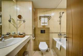 Отель Katarino SPA Hotel Банско Двухместный номер с 1 кроватью или 2 отдельными кроватями и балконом-4