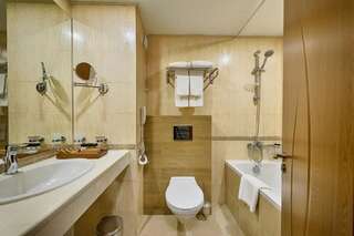 Отель Katarino SPA Hotel Банско Двухместный номер с 1 кроватью или 2 отдельными кроватями и балконом-5